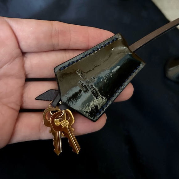 **** SOLD ****LOUIS VUITTON MONOGRAM NYLON Desire Lockit Vertical - Picture 4 of 16